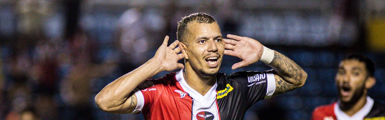 Marcelinho comemora gol pelo Ferroviário