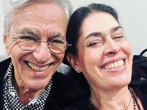 Caetano Veloso e Paula Lavigne sorriem para selfie