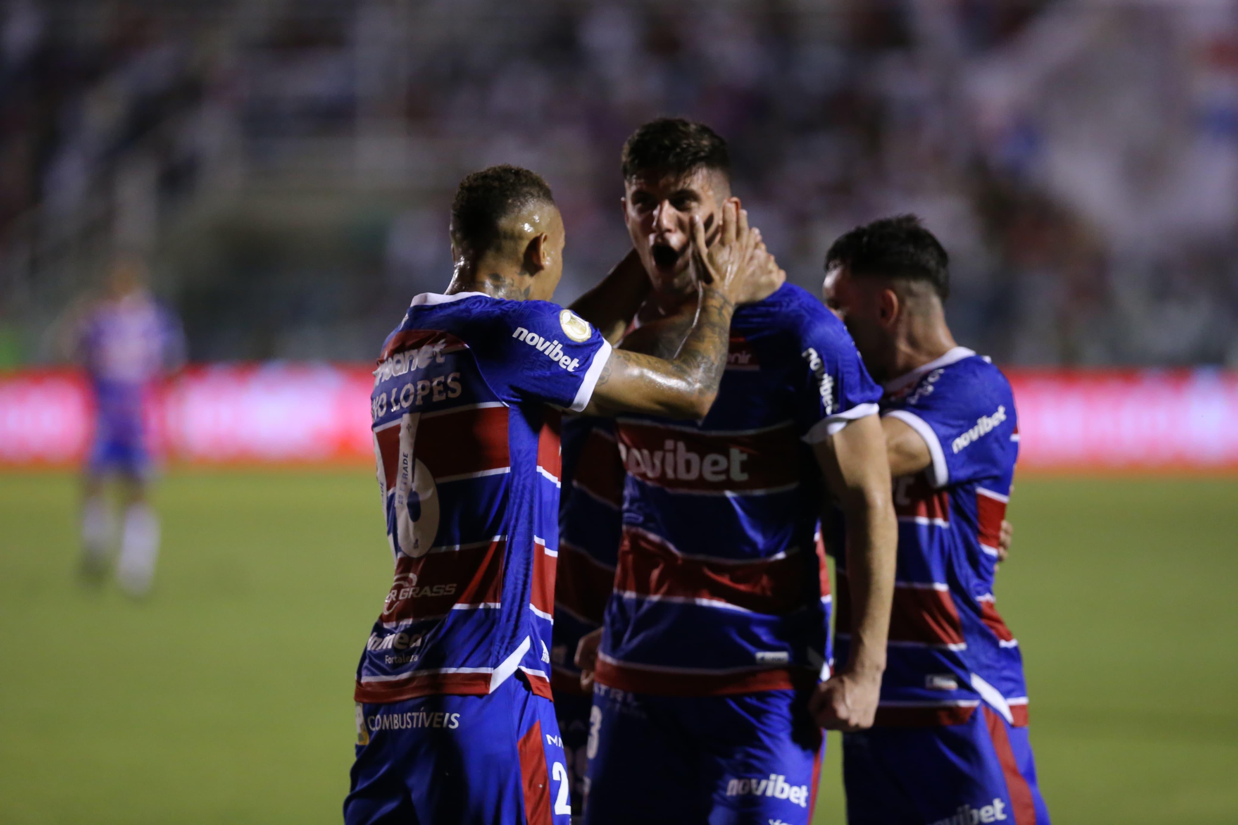 Kuscevic comemorando gol com a camisa do Fortaleza