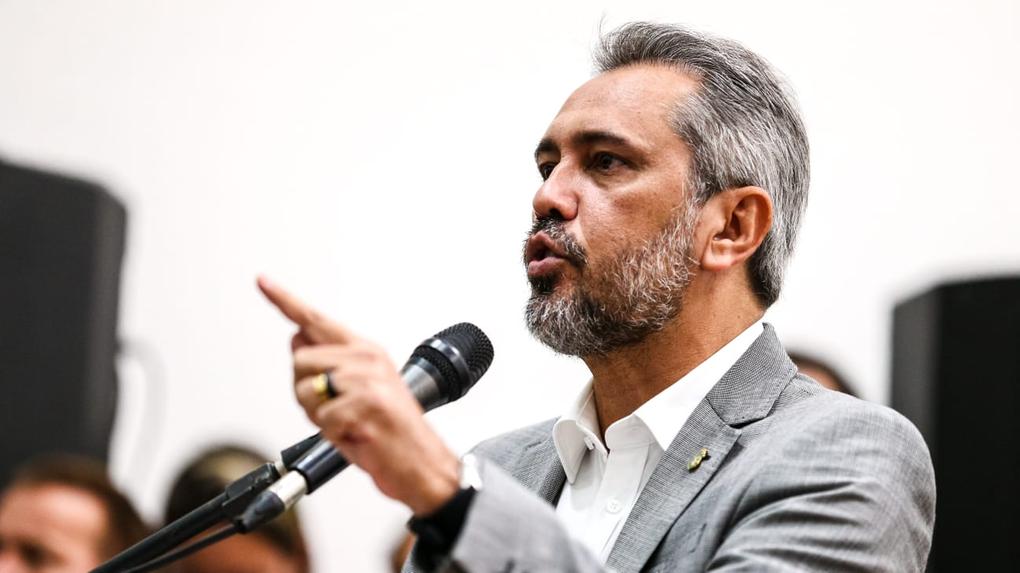 Governador Elmano de Freitas gesticula enquanto discursa