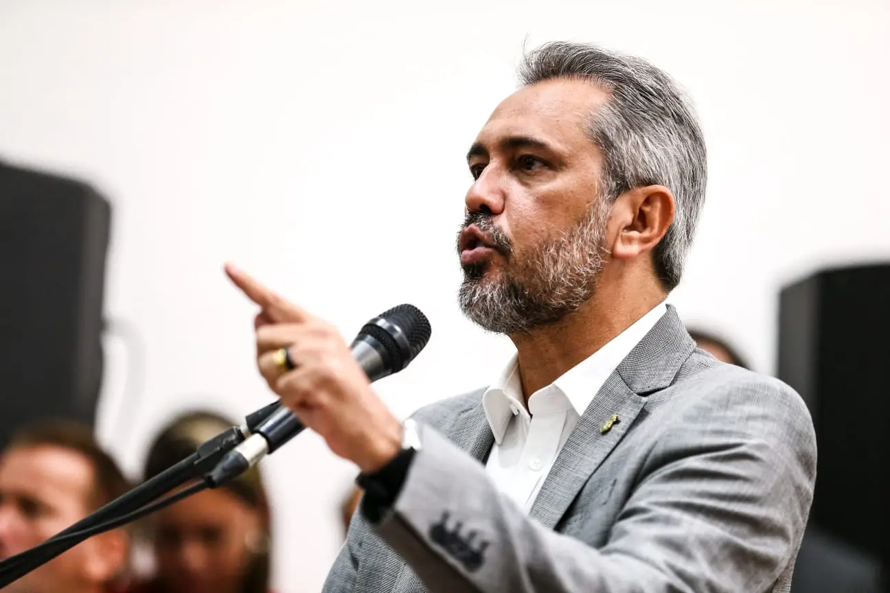 Governador Elmano de Freitas gesticula enquanto discursa