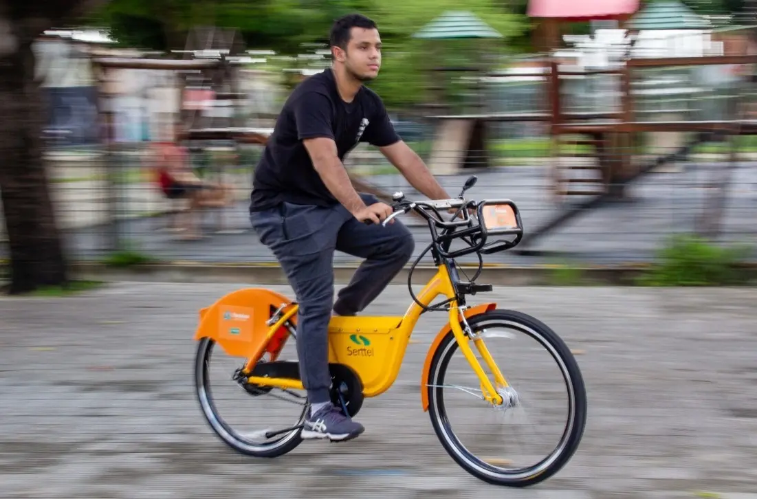Homem pedala em bicicleta elétrica