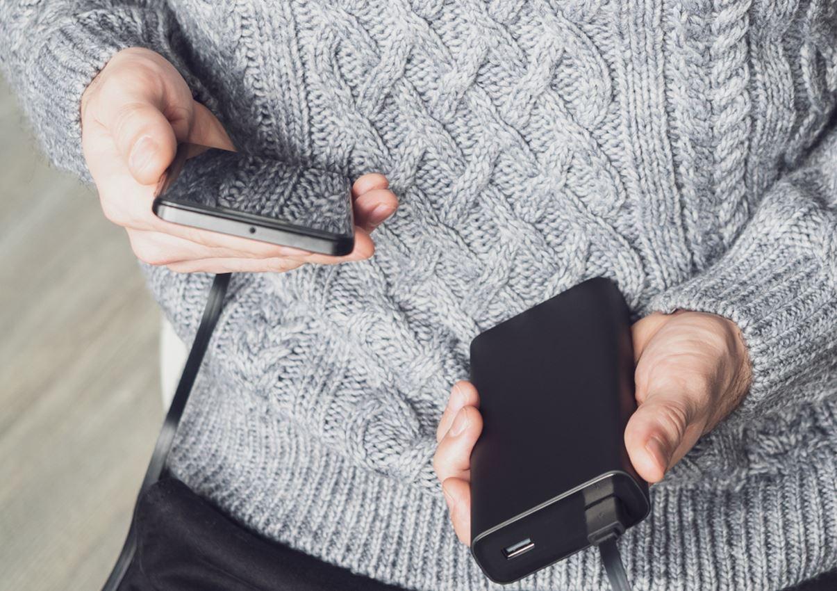 celular carregado em bateria portátil