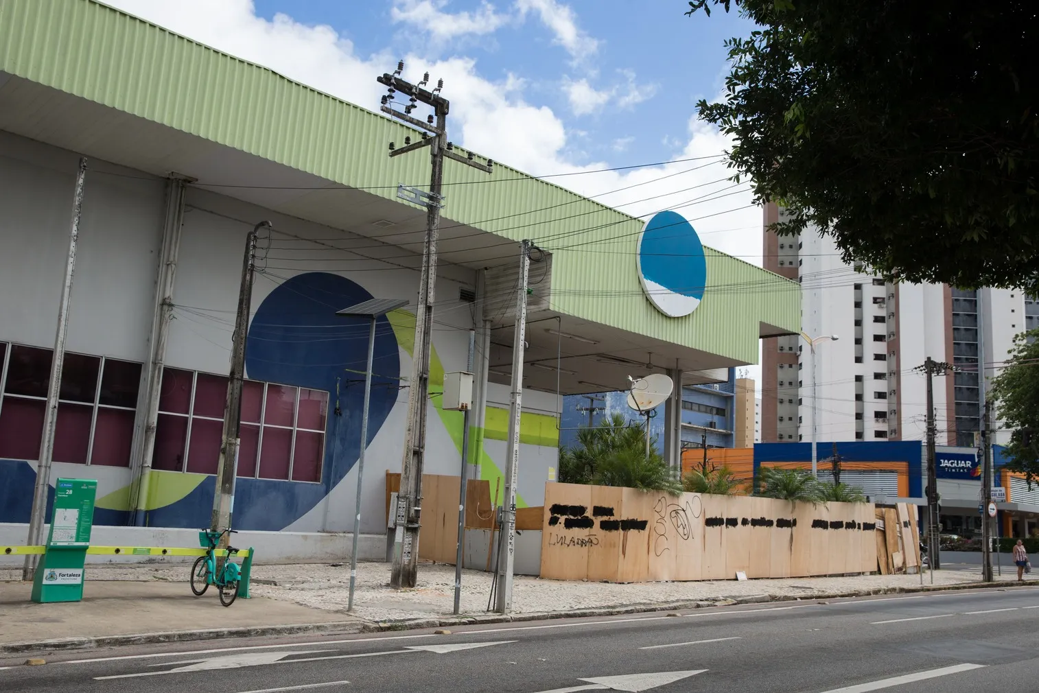 Fachada do antigo Carrefour da Aldeota. Local permanece ainda sem obras externas, e deve receber nos próximos meses um Hiper Mateus