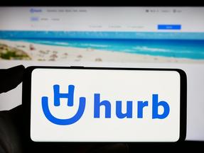 Celular com logo da Hurb