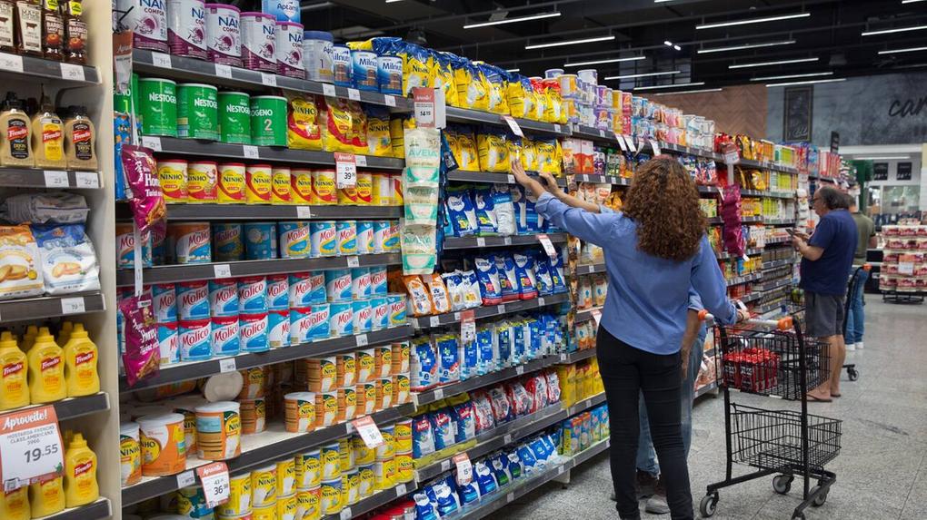 foto de cliente escolhendo produtos em supermercado