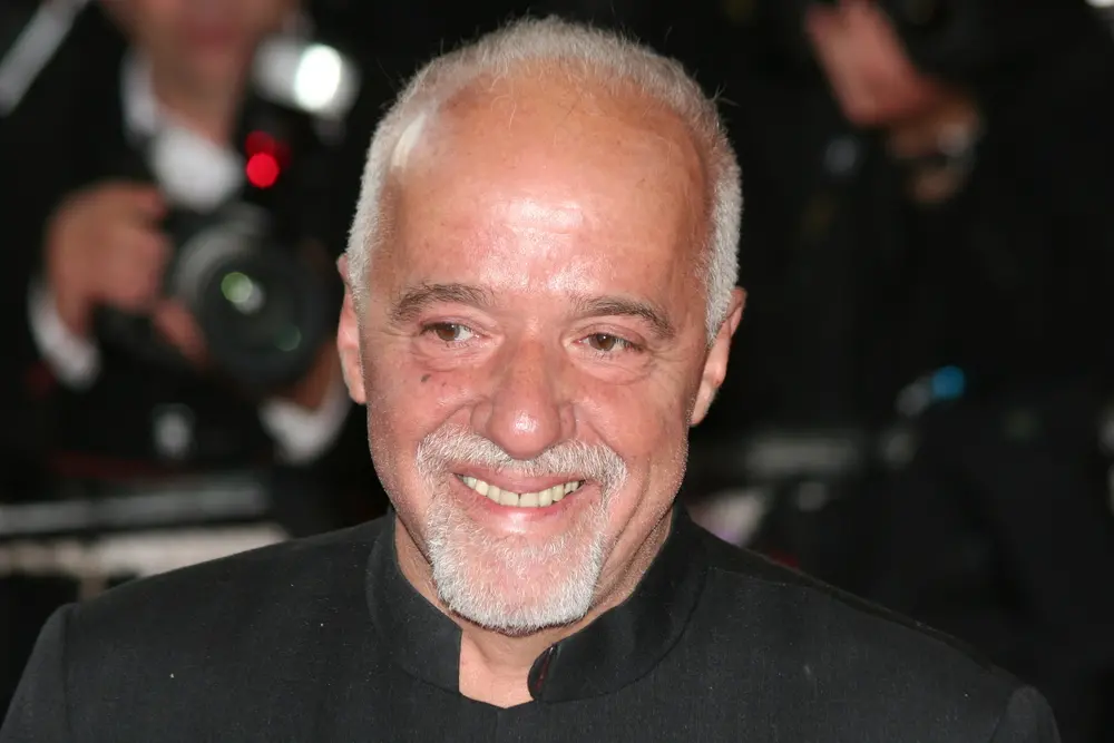 Paulo Coelho é um homem branco, idoso, calvo e de cavanhaque