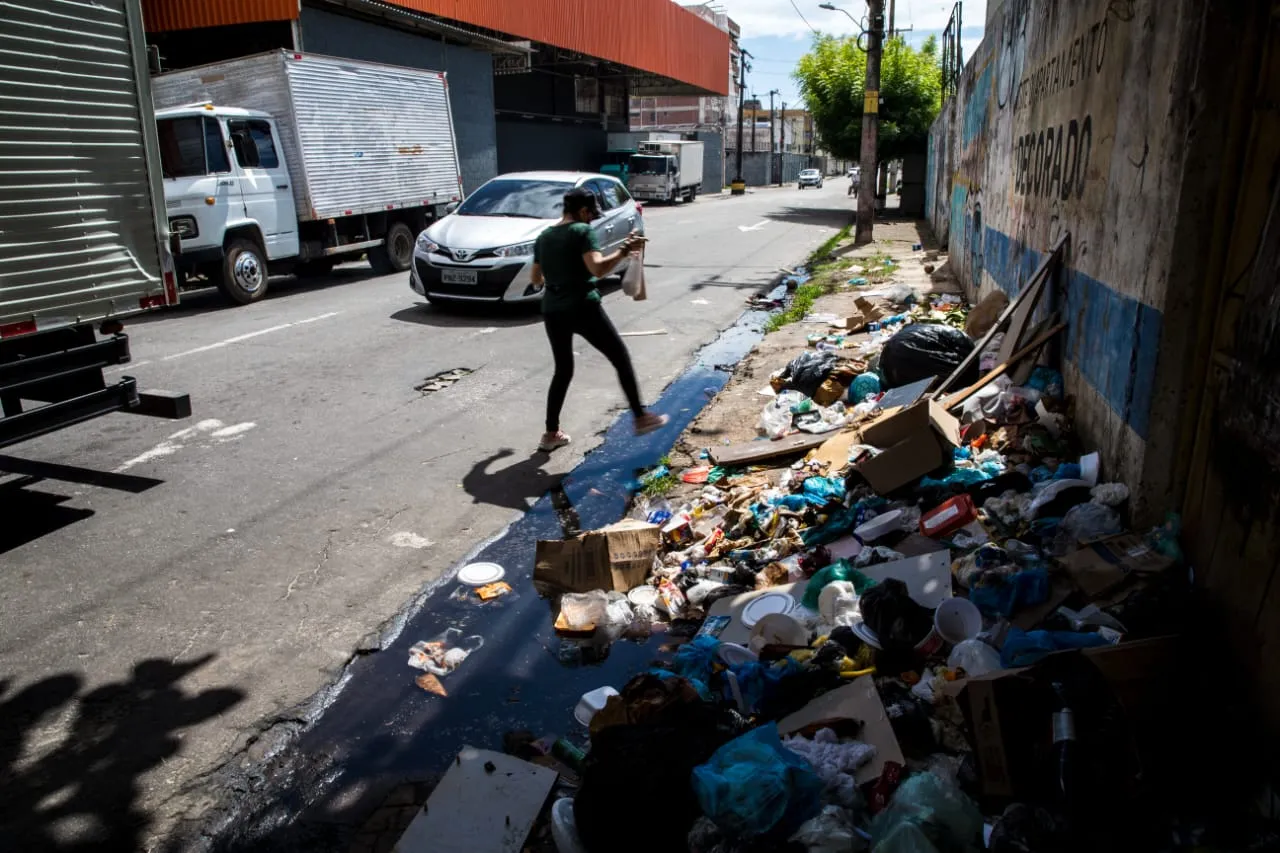 Pedestre tem dificuldade em utilizar a calçada na Rua Valdetário Mota