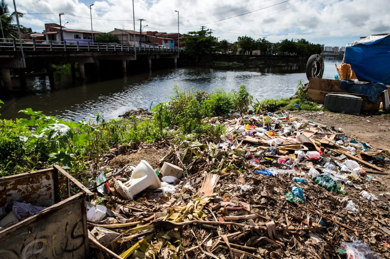 Margem do canal do Lagamar tem até sanitário despejado irregularmente