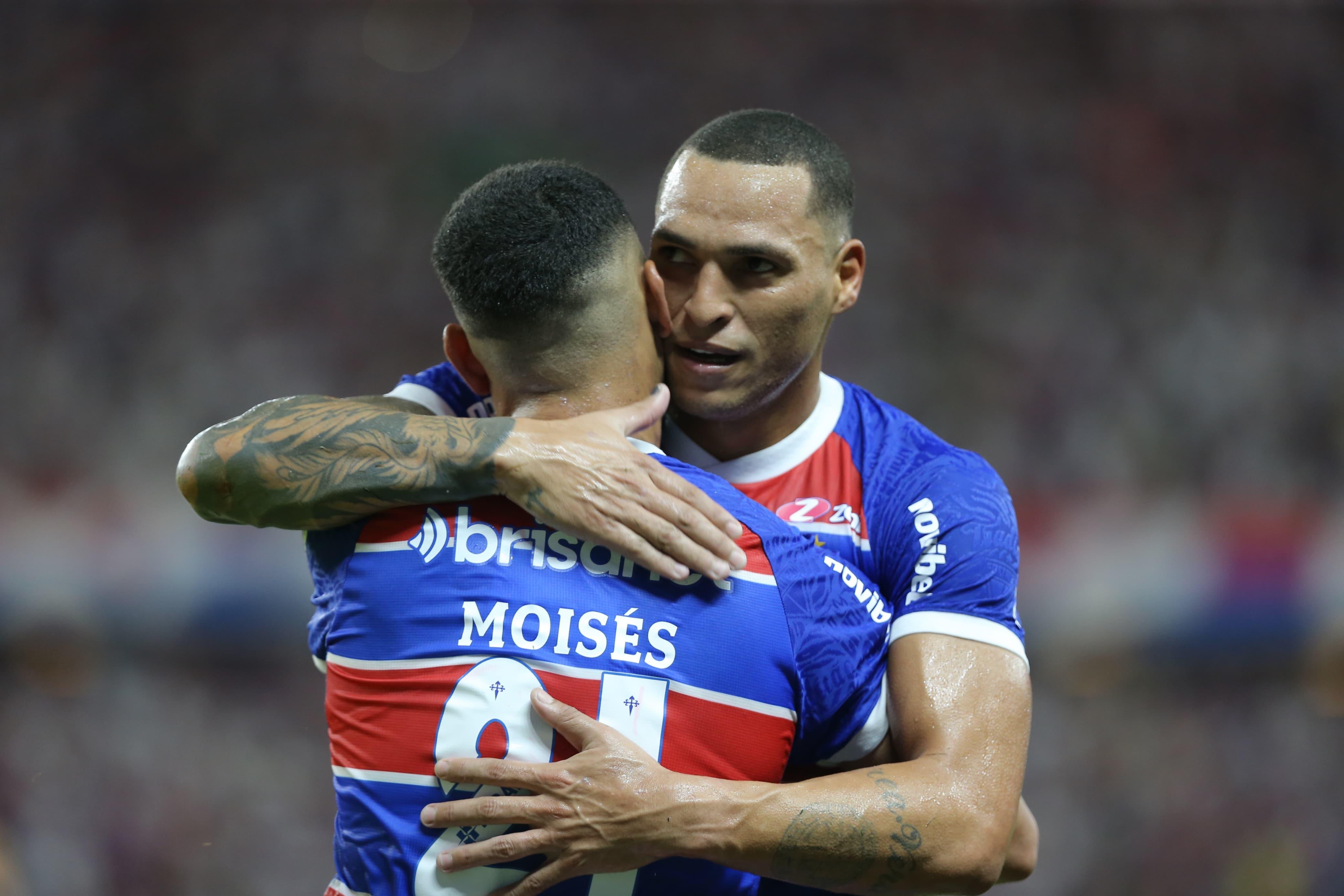 Moisés e Titi durante Fortaleza x CRB