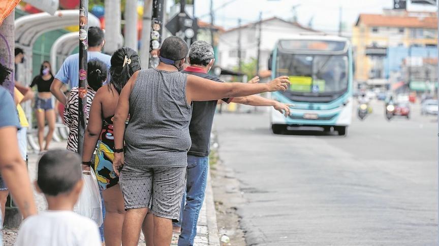 Pessoas aguardam ônibus em via de Fortaleza