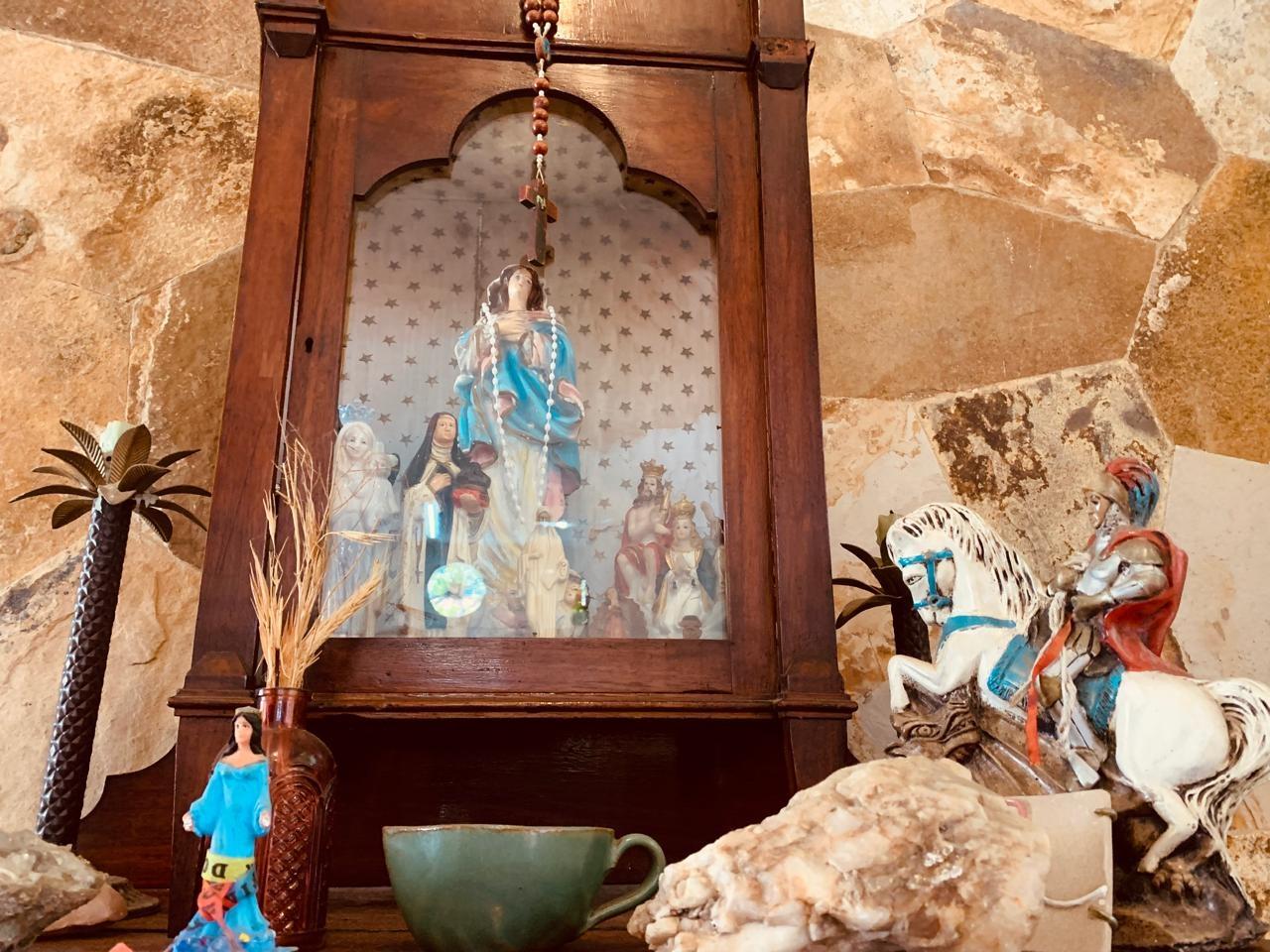 Altar com símbolos de diferentes crenças