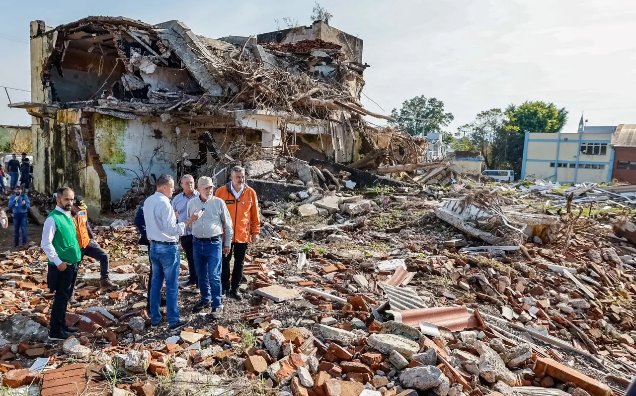 lula e ministros diante de escombros em cidade atingida por enchente no rio grande do sul