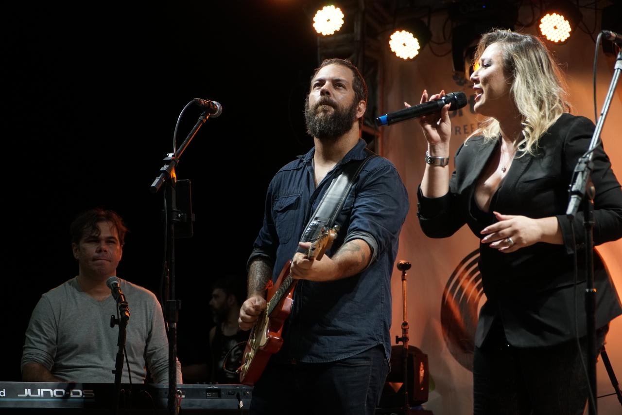 Uma das atrações da noite será a cantora Shirley Cordeiro, com participação de Felipe Cazaux