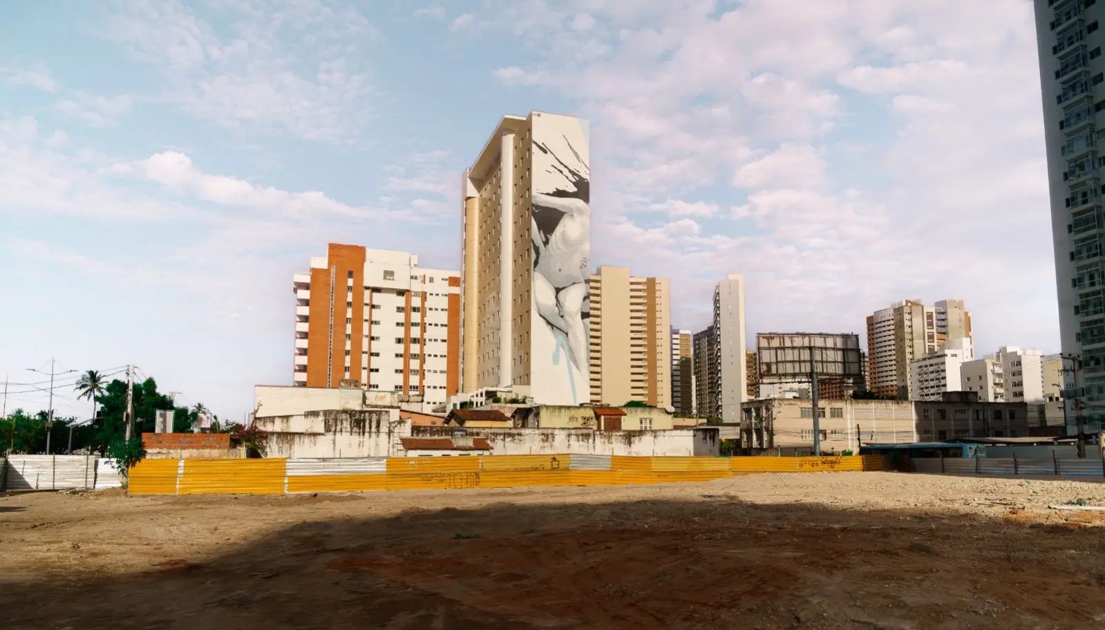 Terreno onde ficava o Edifício São Pedro totalmente limpo. Na imagem, outros prédios aparecem atrás