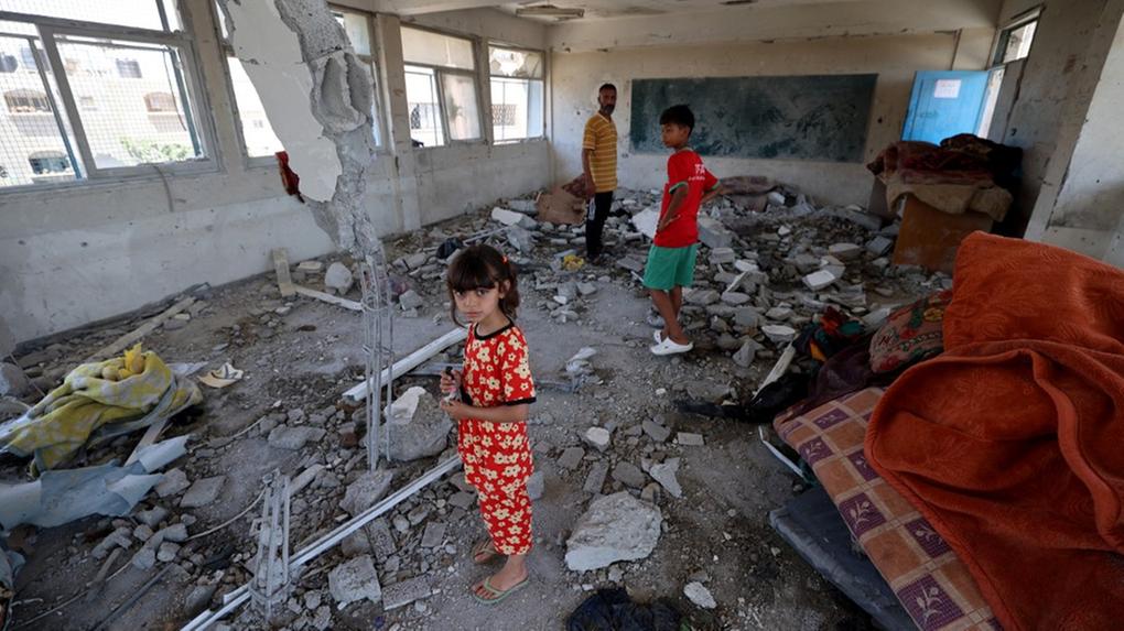 Criança em prédio bombardeado na Faixa de Gaza