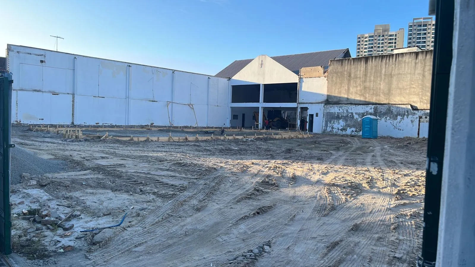 Obras no futuro Burger King do bairro Benfica; local está no início das obras