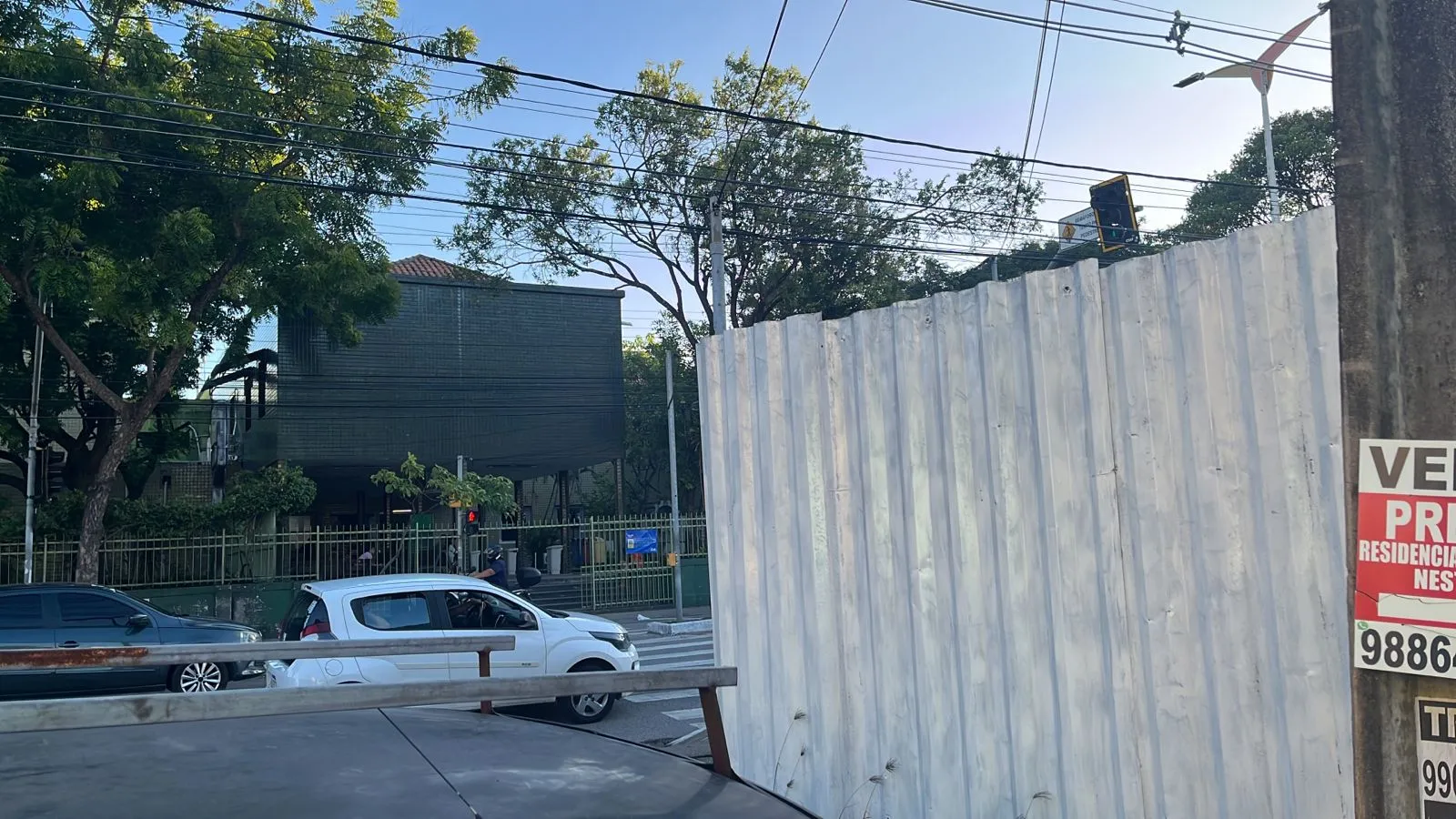 Tapumes do novo Burger King no bairro Benfica, em Fortaleza. Local fica em frente ao Campus Benfica do IFCE