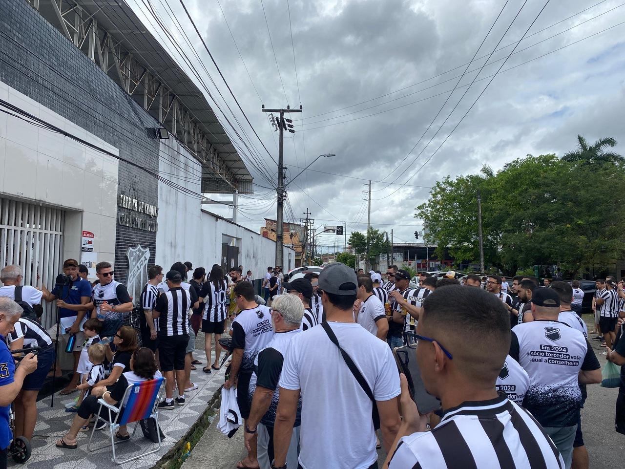 Torcedores do Ceará esperam abertura do clube do lado de fora de Porangabuçu