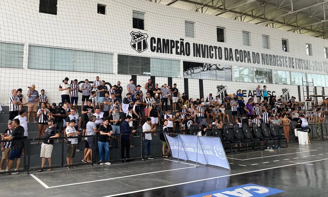 Torcida do Ceará em ginásio do clube em Porangabuçu