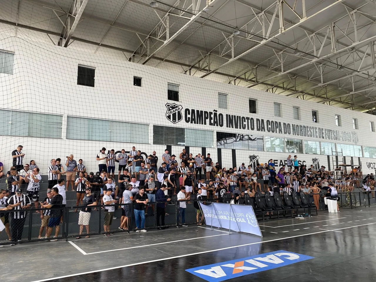 Torcedores do Ceará ocuparam arquibancadas do ginásio do clube, em Porangabuçu