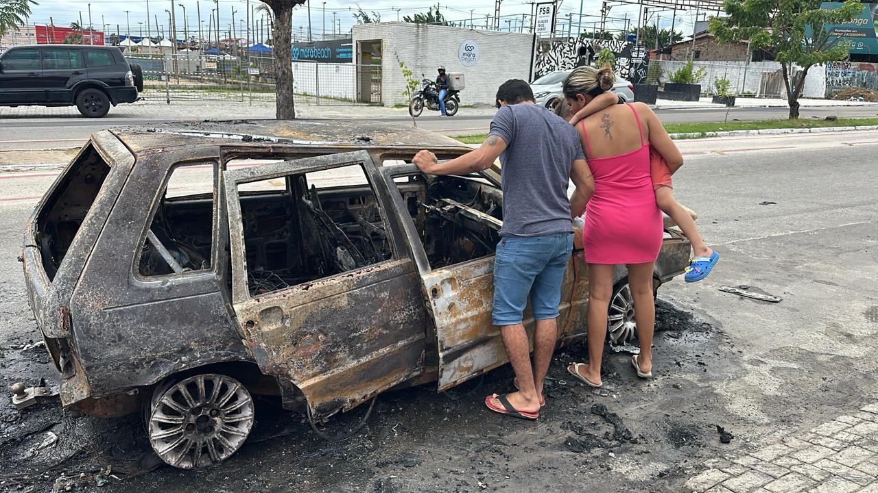 Incêndio em carro na Av. Benjamin Brasil