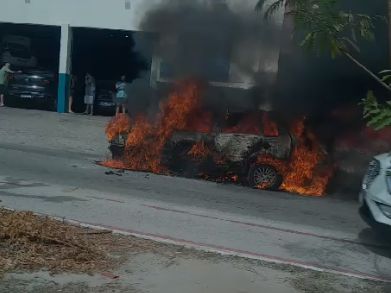 Incêndio em carro na Av. Benjamin Brasil