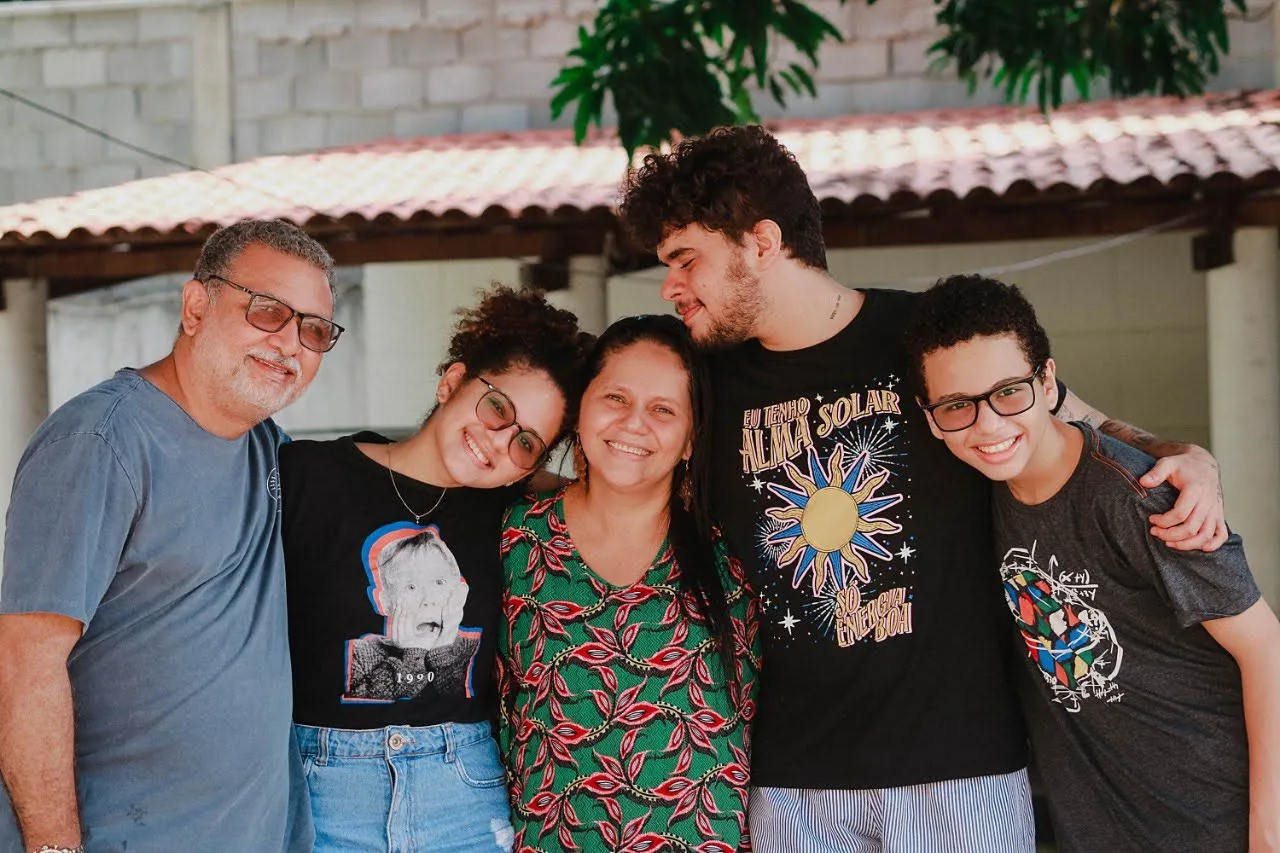 Lucas (o último da esquerda para a direita) com seus pais e irmãos