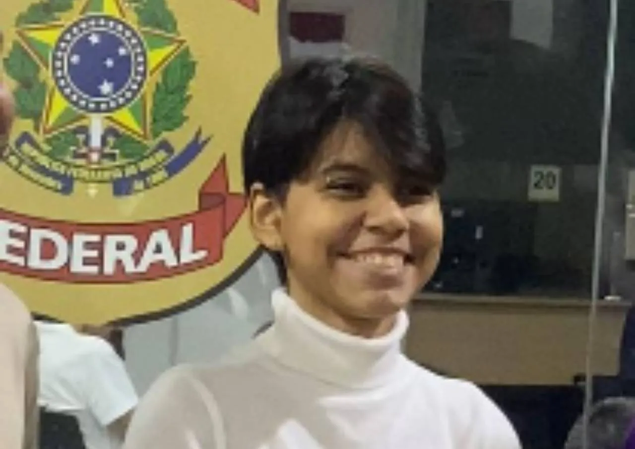 Ana Carolline no dia que recebeu o passaporte na Polícia Federal