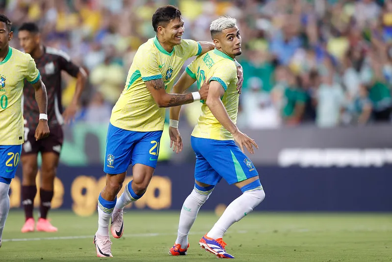 Cearense Evanilson comemora gol ao lado de Andreas Pereira