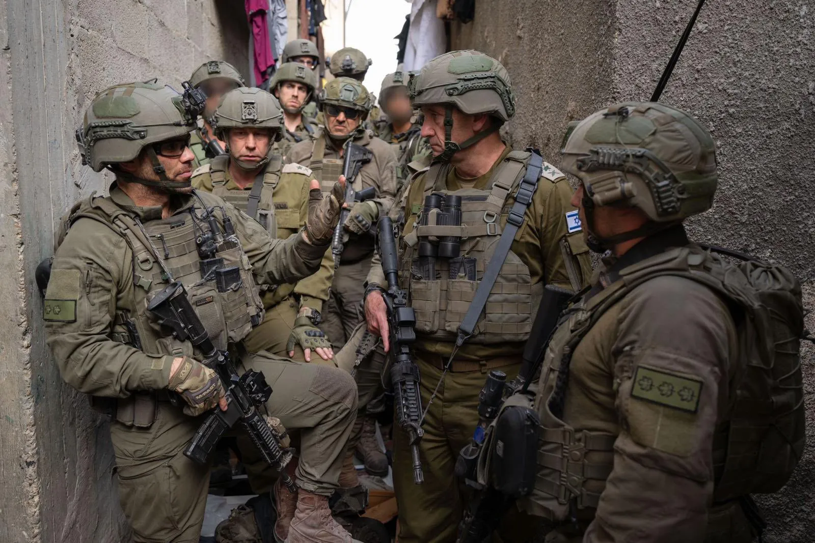 Foto de soldados do Exército de Israel em operação de resgate