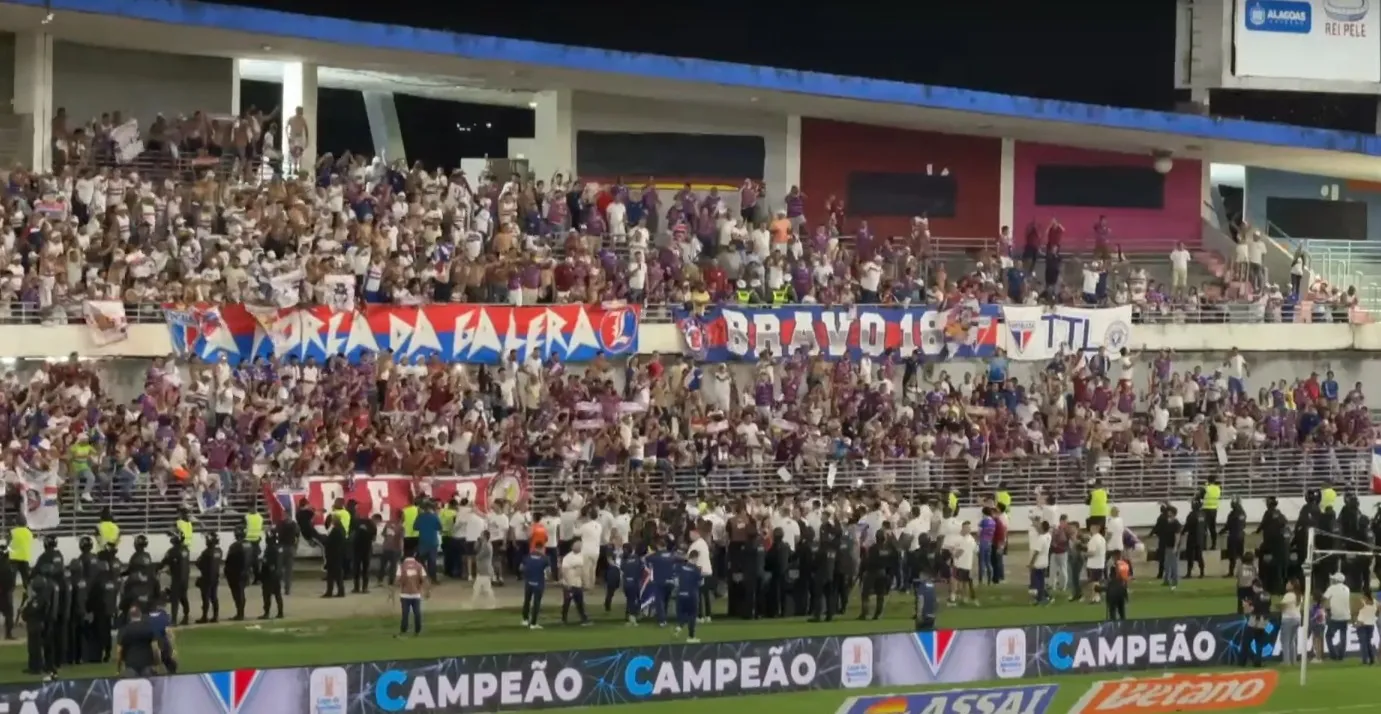 Torcida do Fortaleza fez a festa no estádio Rei Pelé, em Maceió