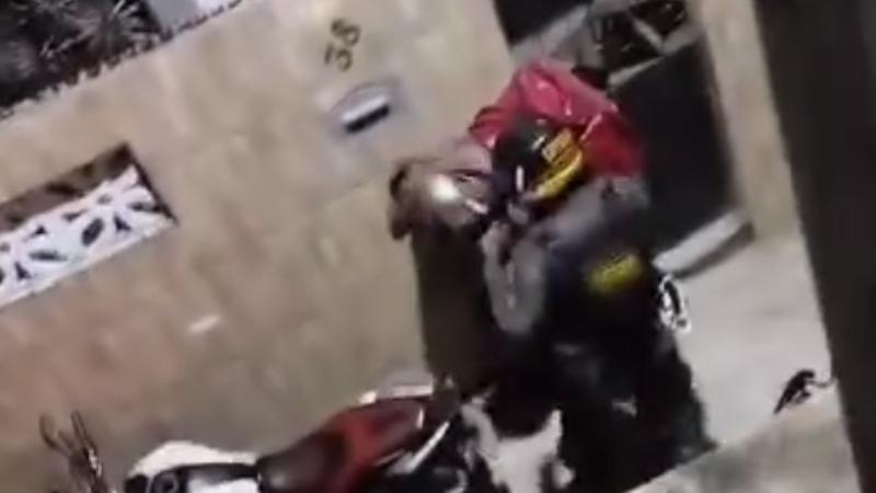 O policial militar agrediu o entregador com socos e golpes com capacete, em Fortaleza