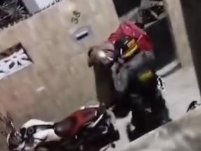O policial militar agrediu o entregador com socos e golpes com capacete, em Fortaleza