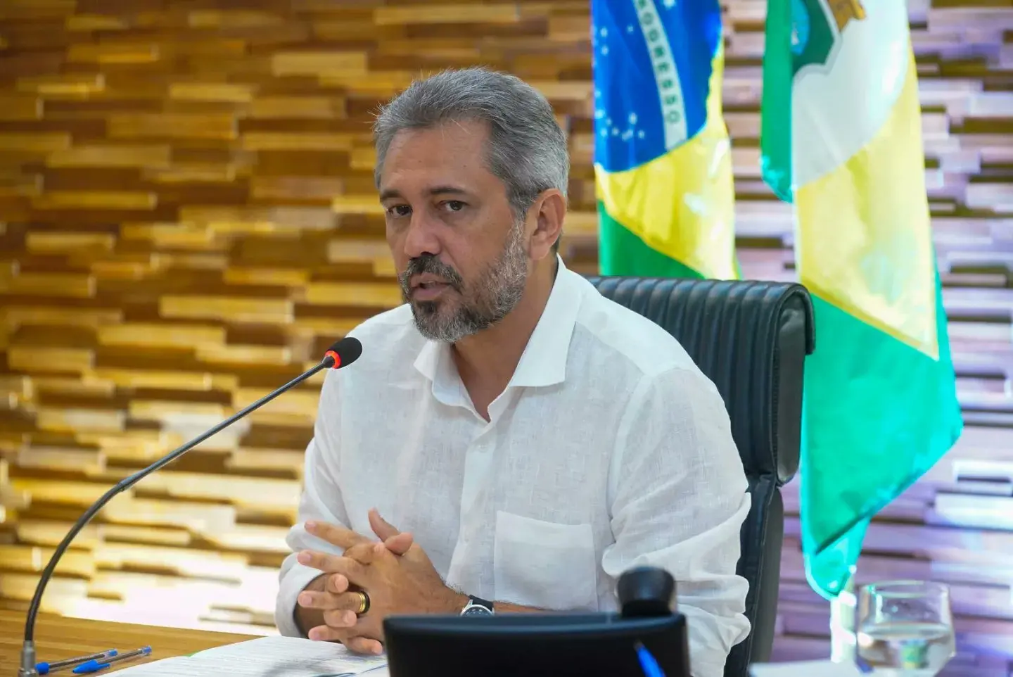 foto de elmano de freitas, governador do ceará, falando em microfone durante reunião