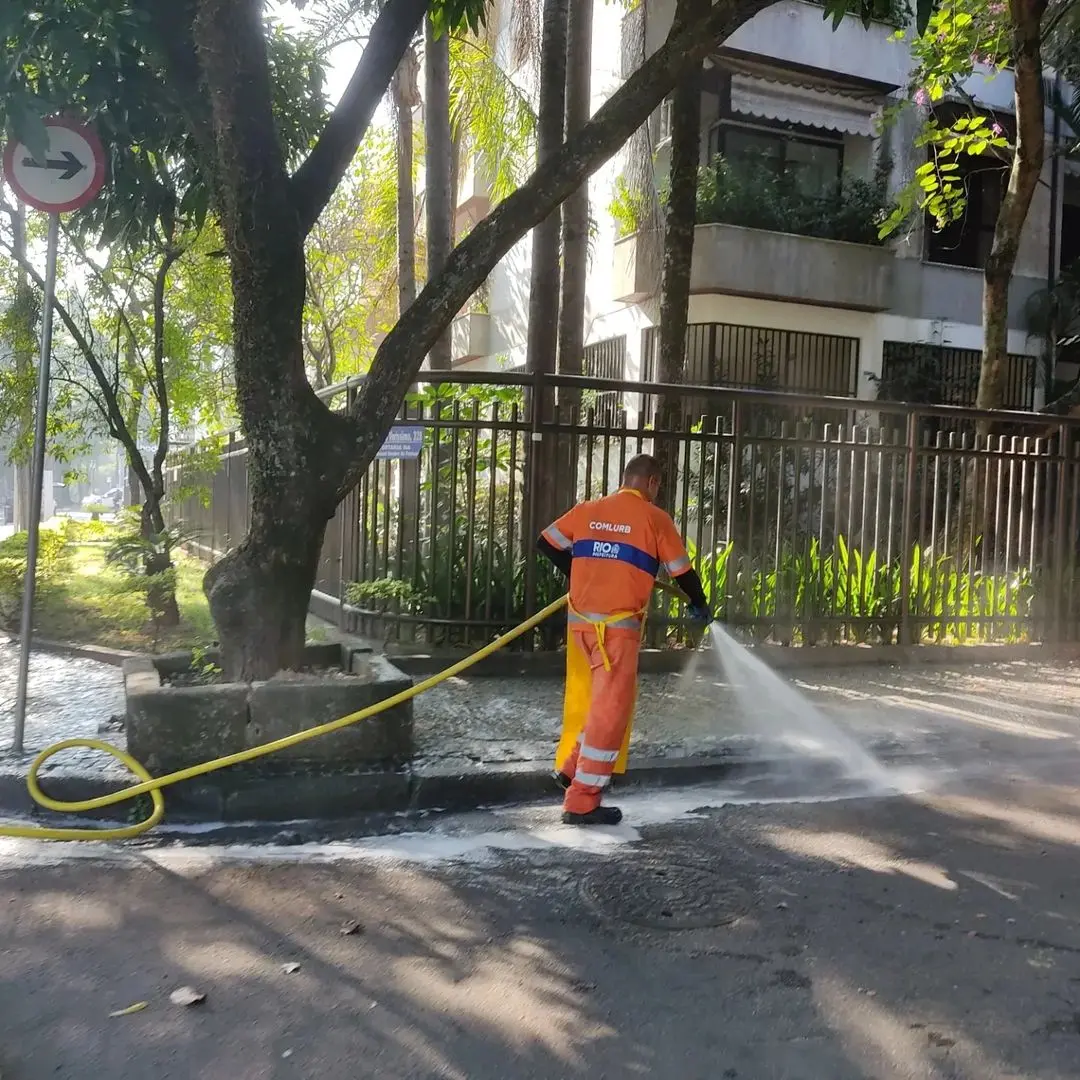calçada sendo lavada no rio de janeiro