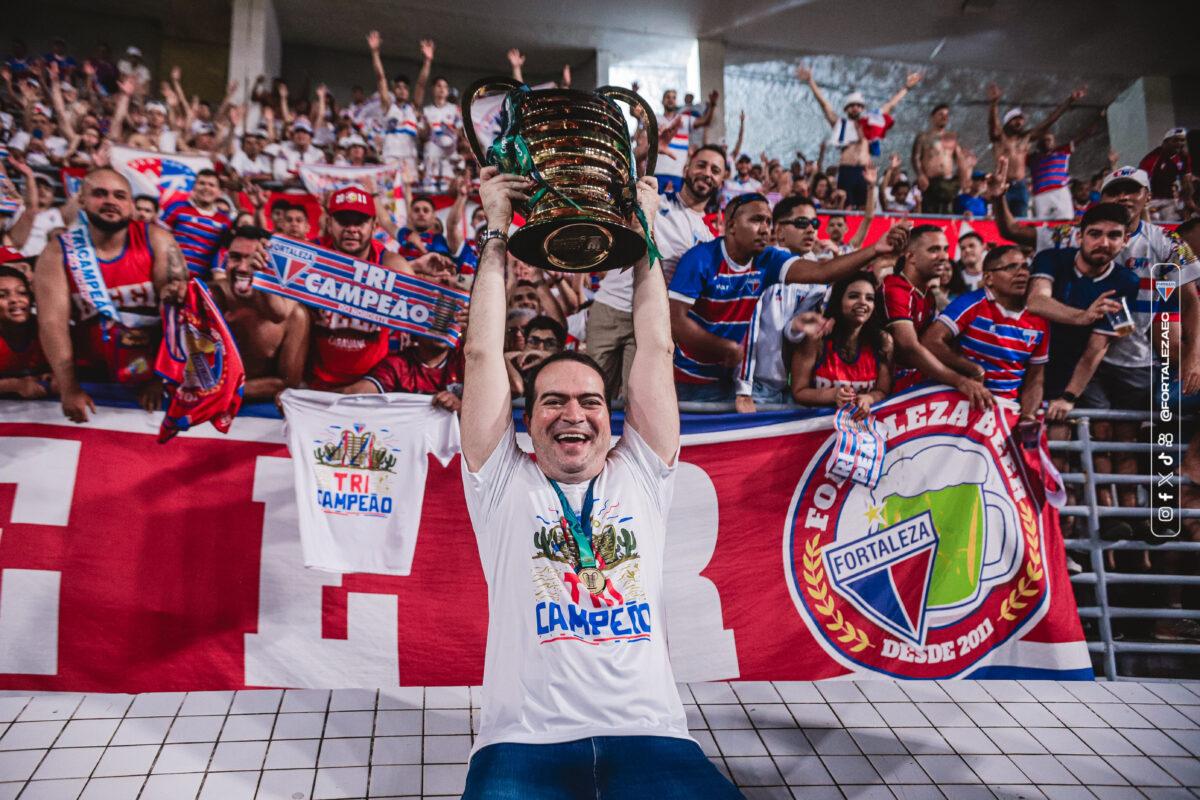 Marcelo Paz mostra troféu de campeão do Nordeste