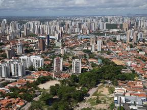 Vista aérea de Fortaleza, mostrando as diferentes alturas das construções em bairro da Cidade