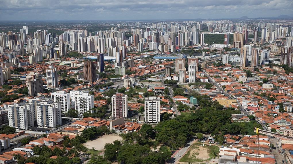 Vista aérea de Fortaleza, mostrando as diferentes alturas das construções em bairro da Cidade