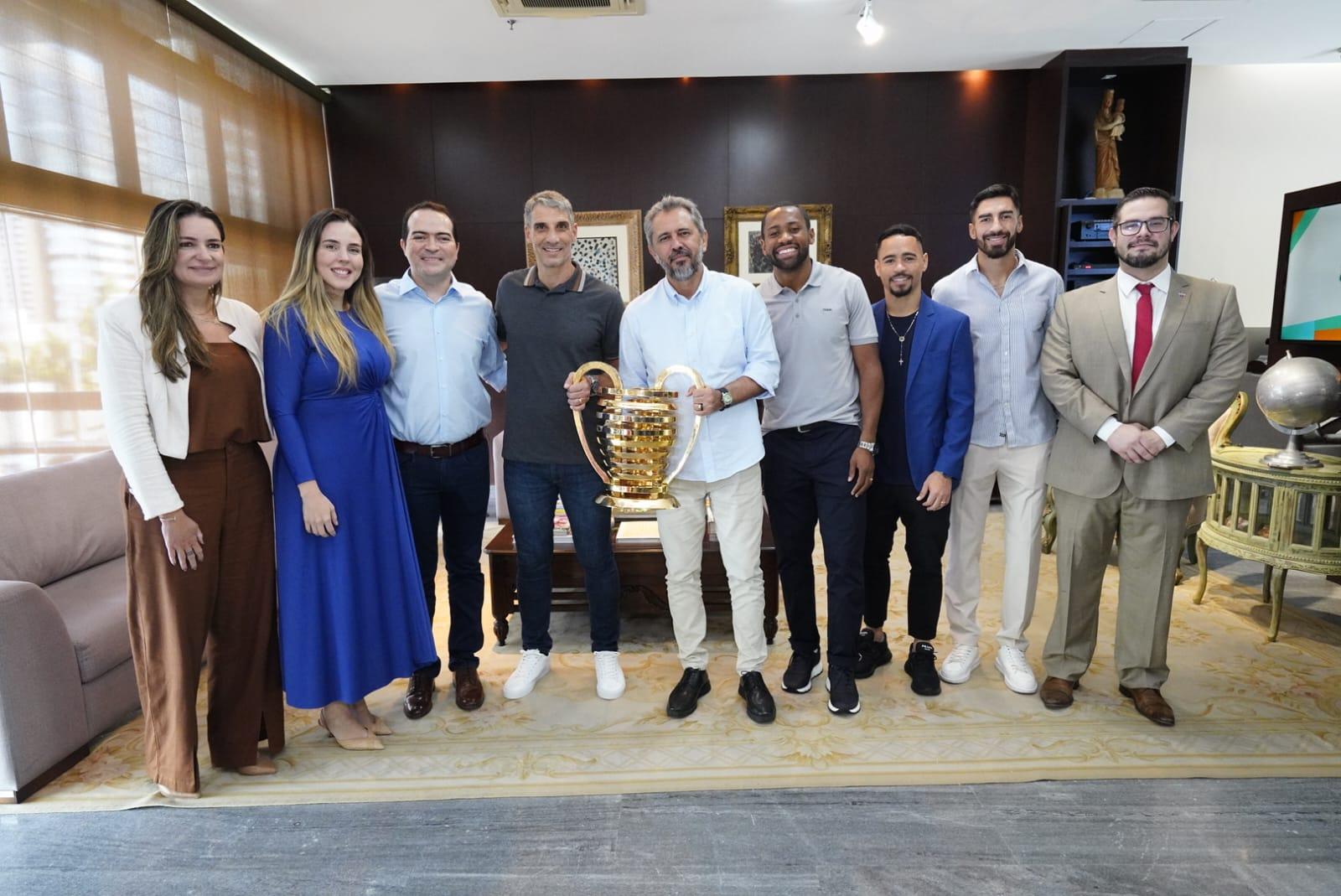 Governador Elmano de Freitas recebe Vojvoda e jogadores do Fortaleza após título da Copa do Nordeste