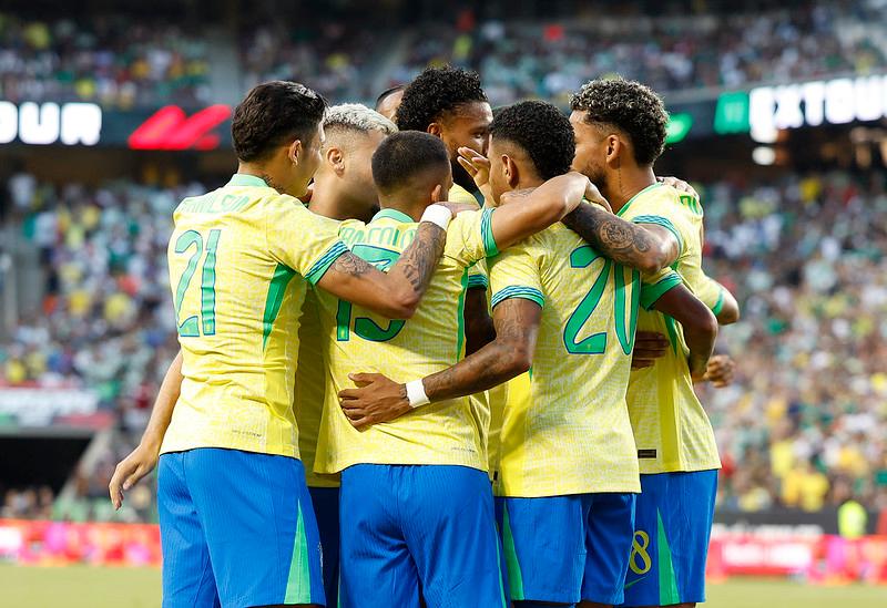 Jogadores da Seleção Brasileira abraçados