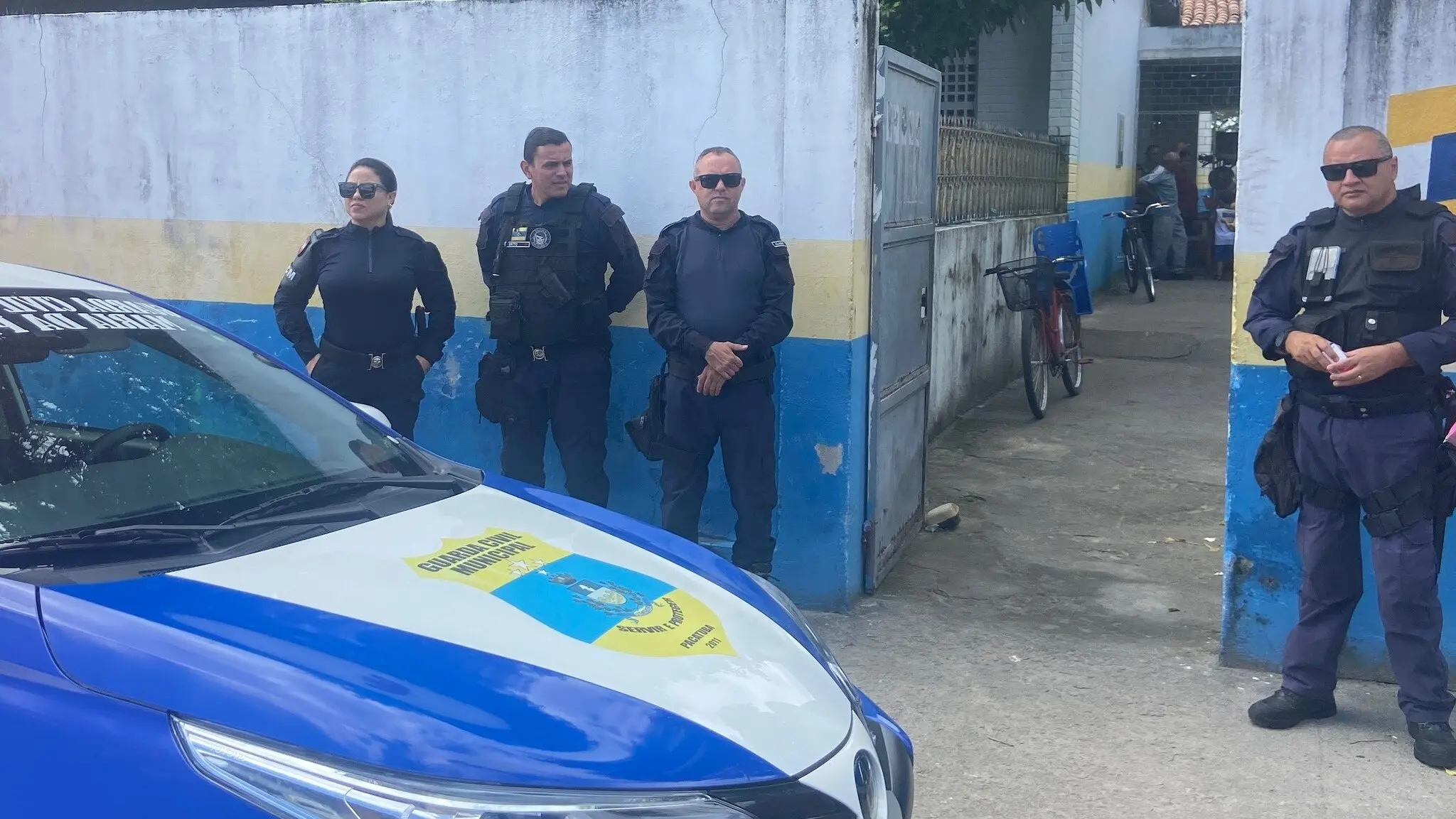Guardas municipais em entrada de escola