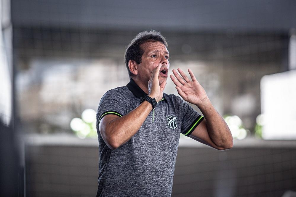 Foto de Paulo César Cardoso, técnico do time de futsal Ceará Jijoca