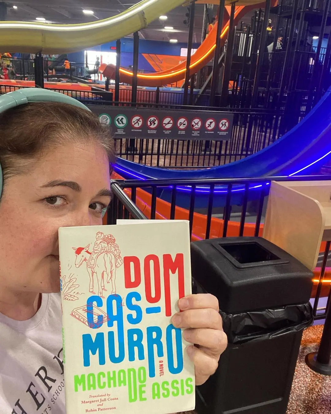 Courtney Henning Novak. Escritora dos EUA que elogiou Machado de Assis viraliza ao ler 'Dom Casmurro' e opina sobre debate