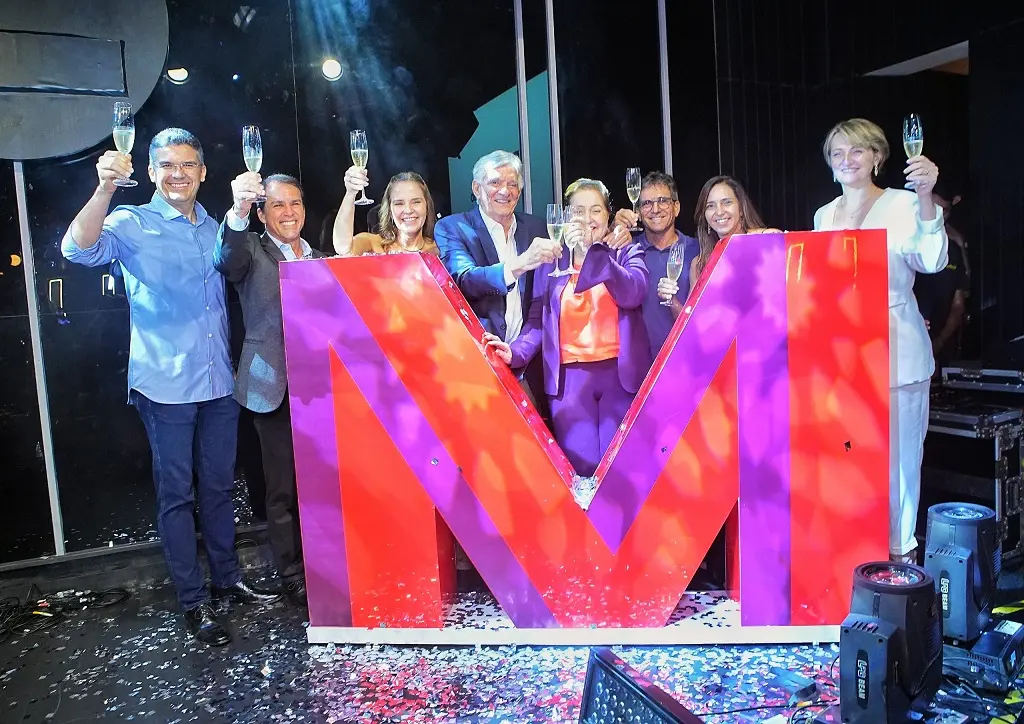 Diretores da Mota Machado mostram nova marca enquanto seguram taças de champagne