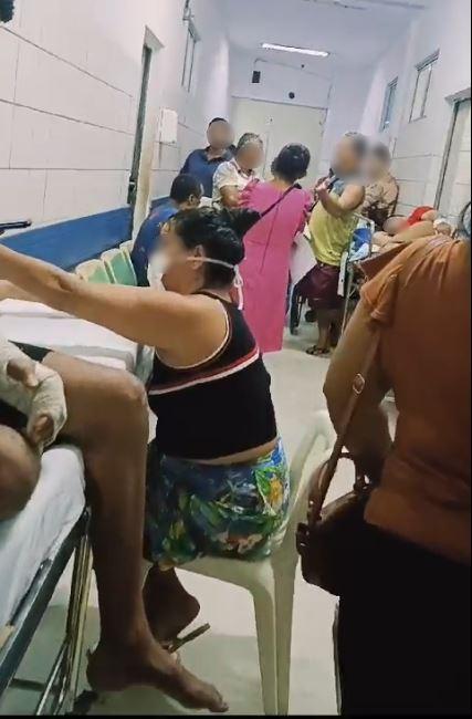 Pacientes em macas nos corredores do Frotinha do Antônio Bezerra