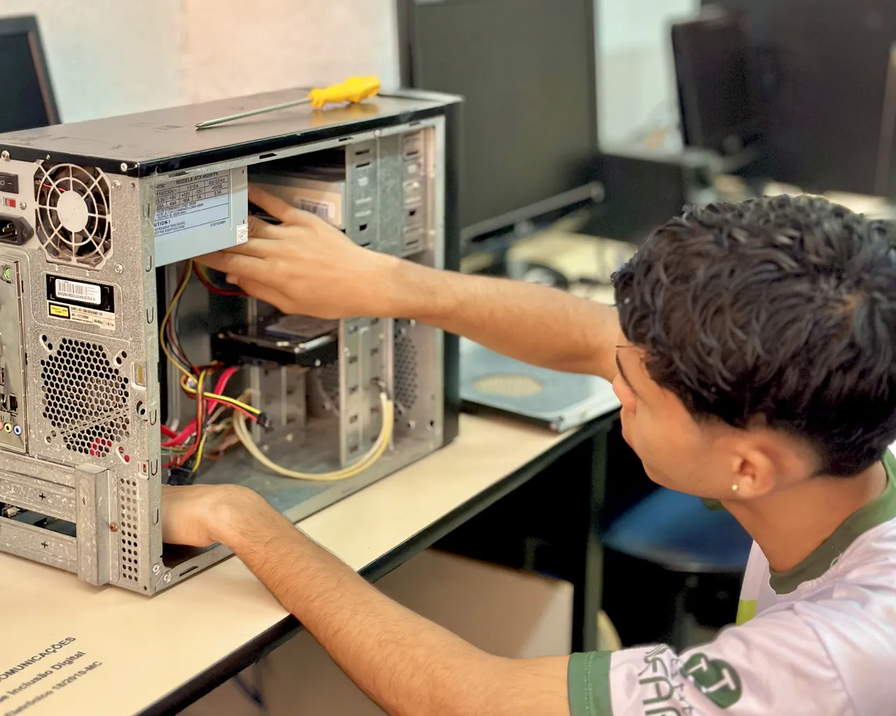 Jovens realizam triagem de peças que funcionam e as que não funcionam voltam para a indústria