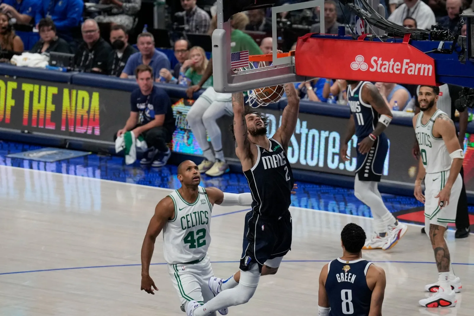 Dallas Mavericks e Boston Celtics jogando na NBA