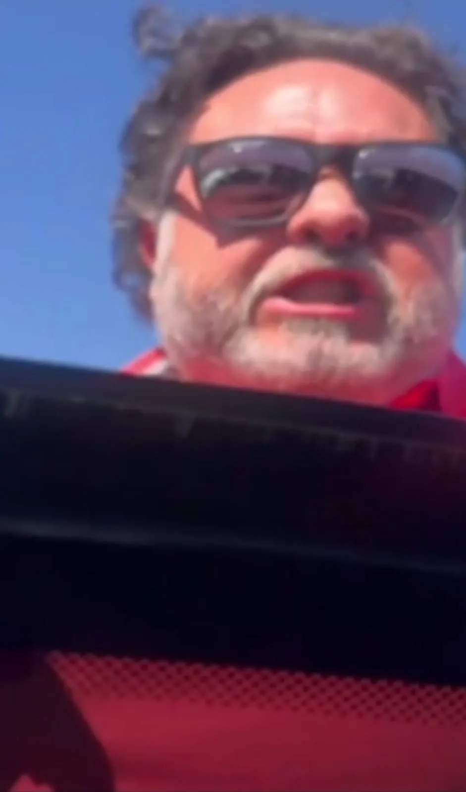 Motorista no momento que dá coronhadas com a arma na janela da passageira