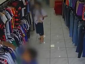 Meninos furtam camisa em loja e pai de uma das crianças faz ele devolver